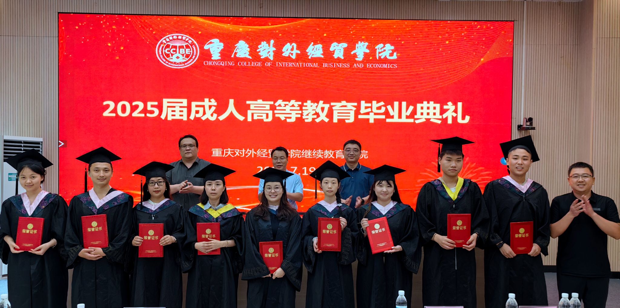 不仅是对学子学业成果的礼赞