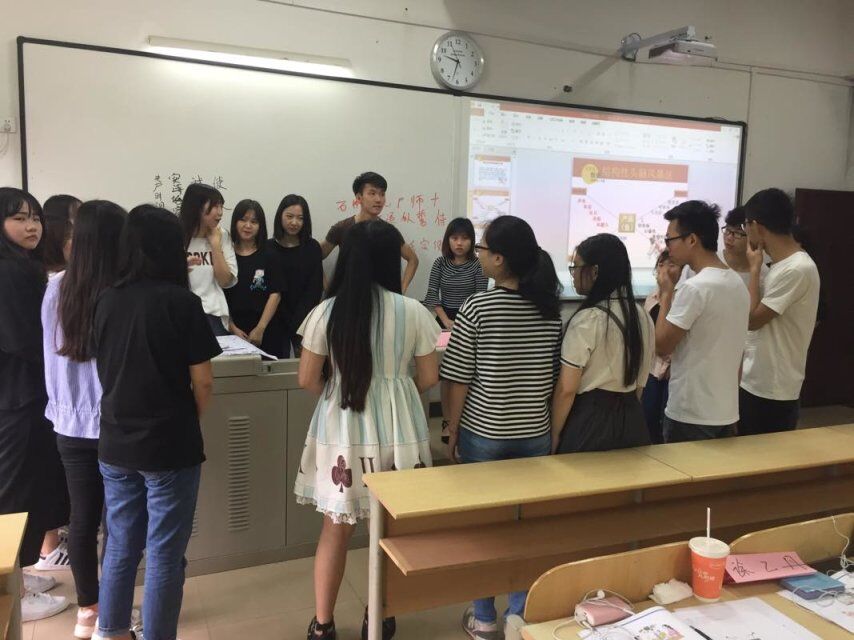 上课老师以风趣幽默的讲课方式