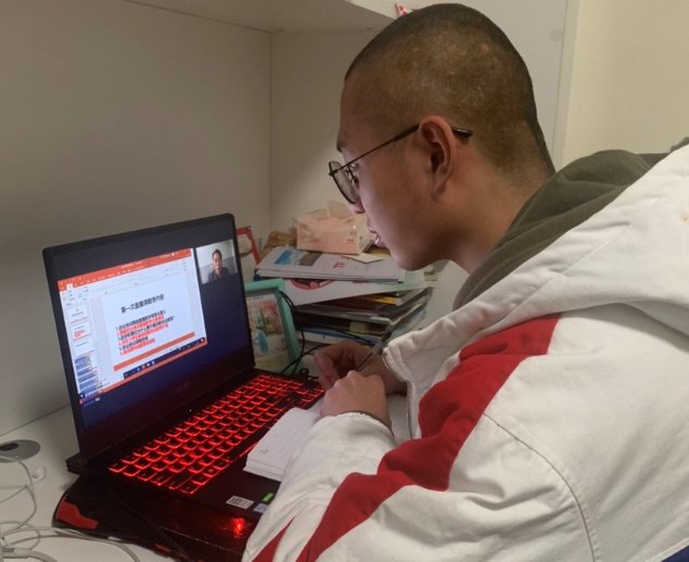 群组研讨等多种线上教学手段进行沉浸式