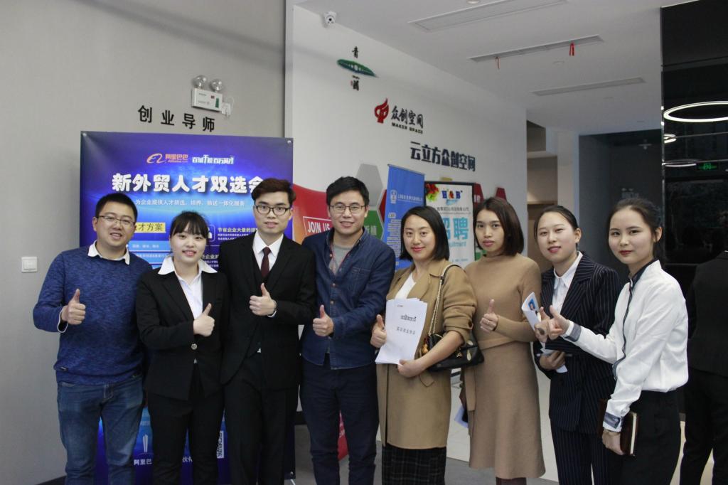 现场一度出现多家企业共同“抢人”局面