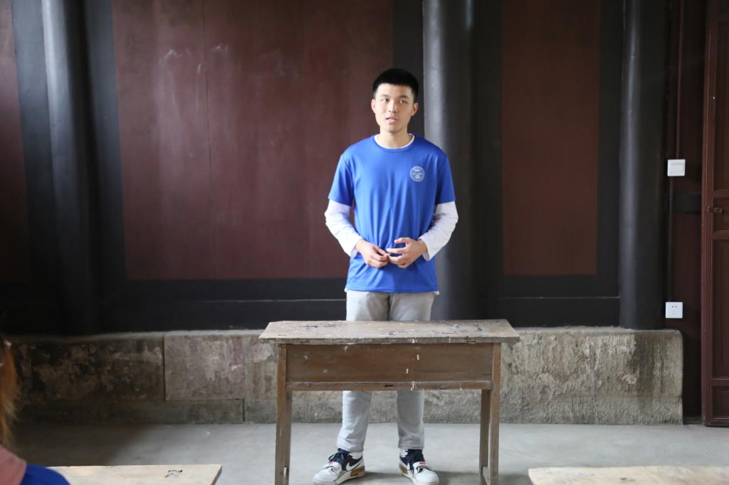 千学万学学做真人”进行了热烈讨论