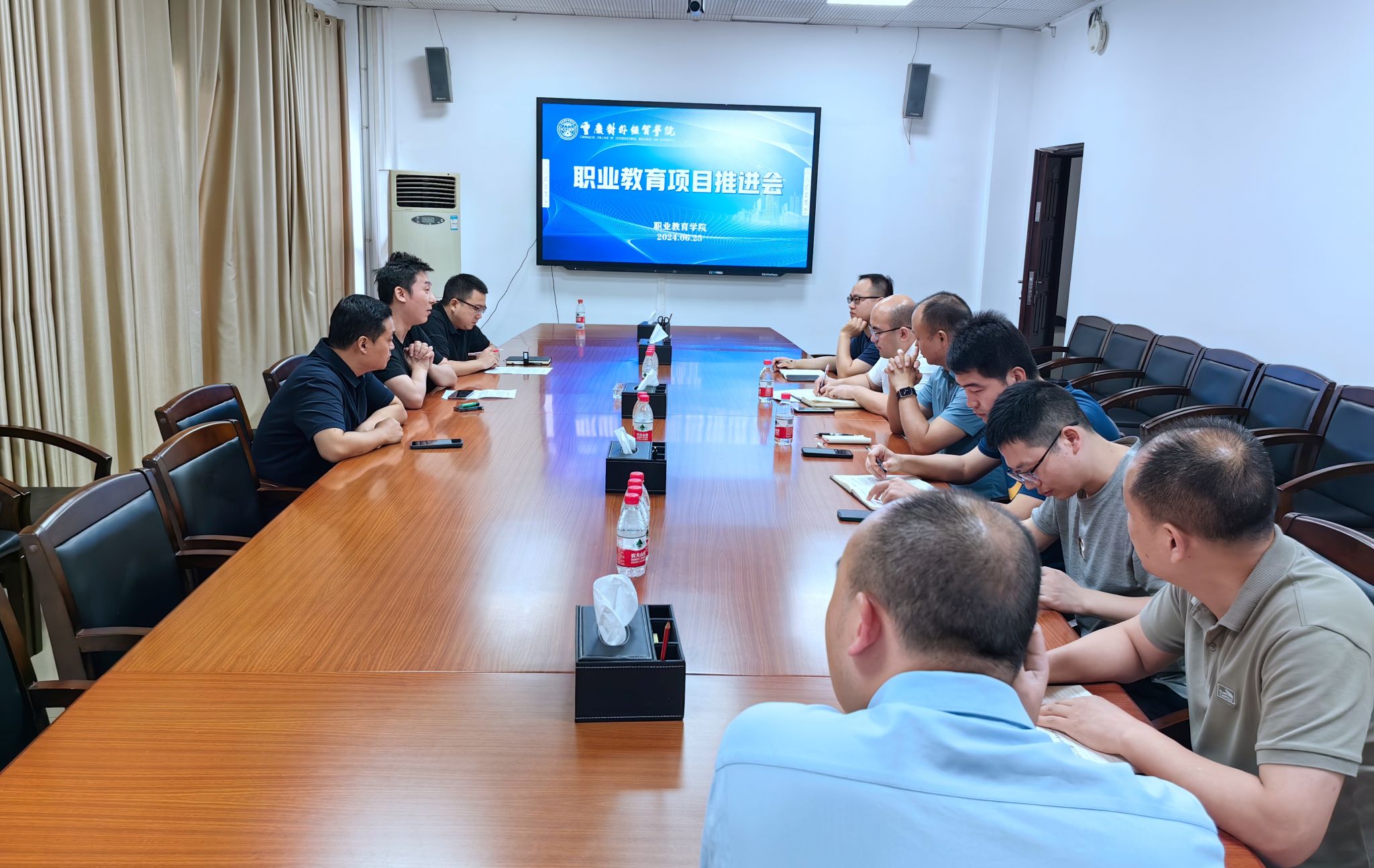 驻校理事成洪波出席会议