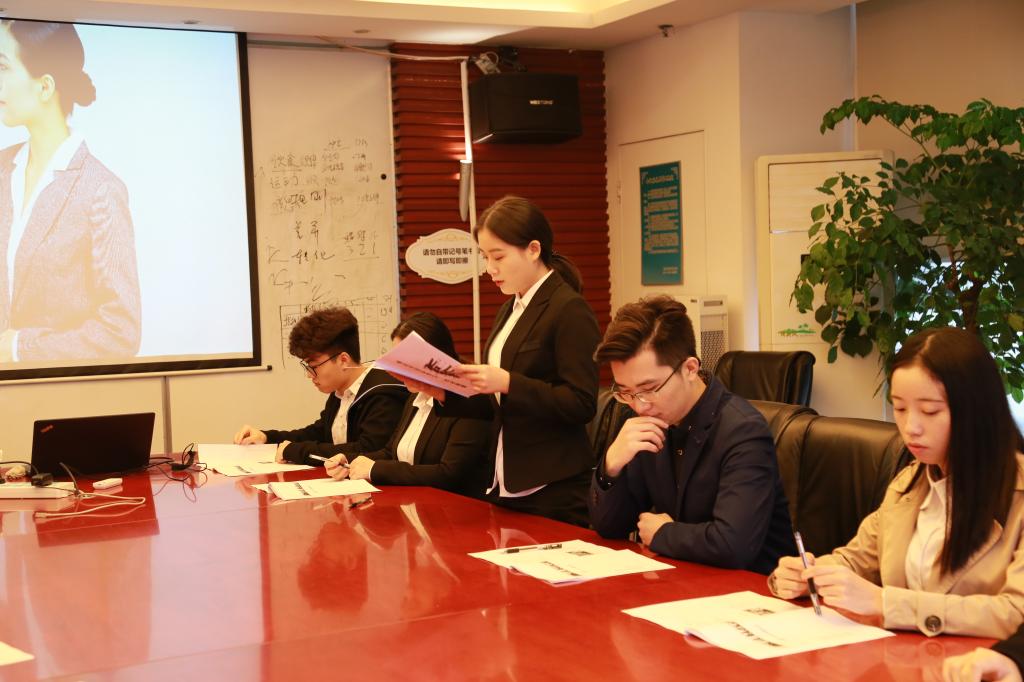人力资源部讲师黄余玲给予热情接见