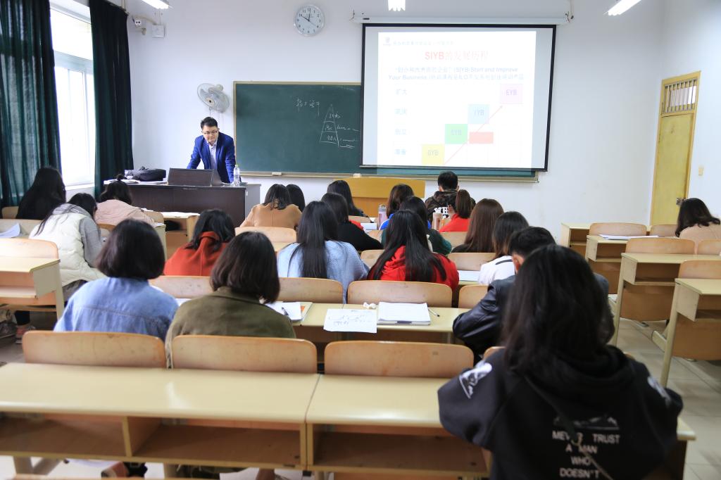 扎实的理论功底营造了生动活跃的课堂