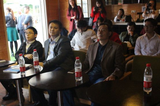 交流会在下午四点正式拉开帷幕